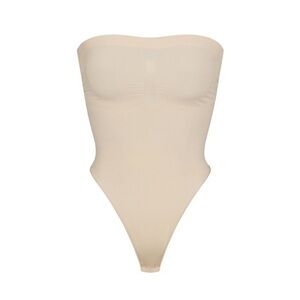 SKIMS SEAMLESS strapless thong bodysuit no straps sand medium